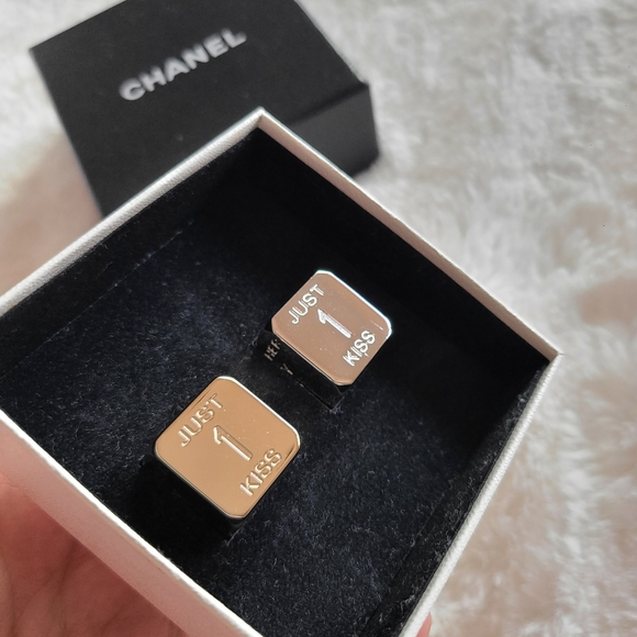 CHANEL Silver and Gold Cube Accessories - Picture 5 of 8